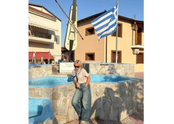 Η “τεμέτερον” Ελεωνόρα Ζουγανέλη ποζάρει στη λύρα της Άρδασσας