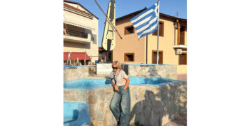 Η “τεμέτερον” Ελεωνόρα Ζουγανέλη ποζάρει στη λύρα της Άρδασσας