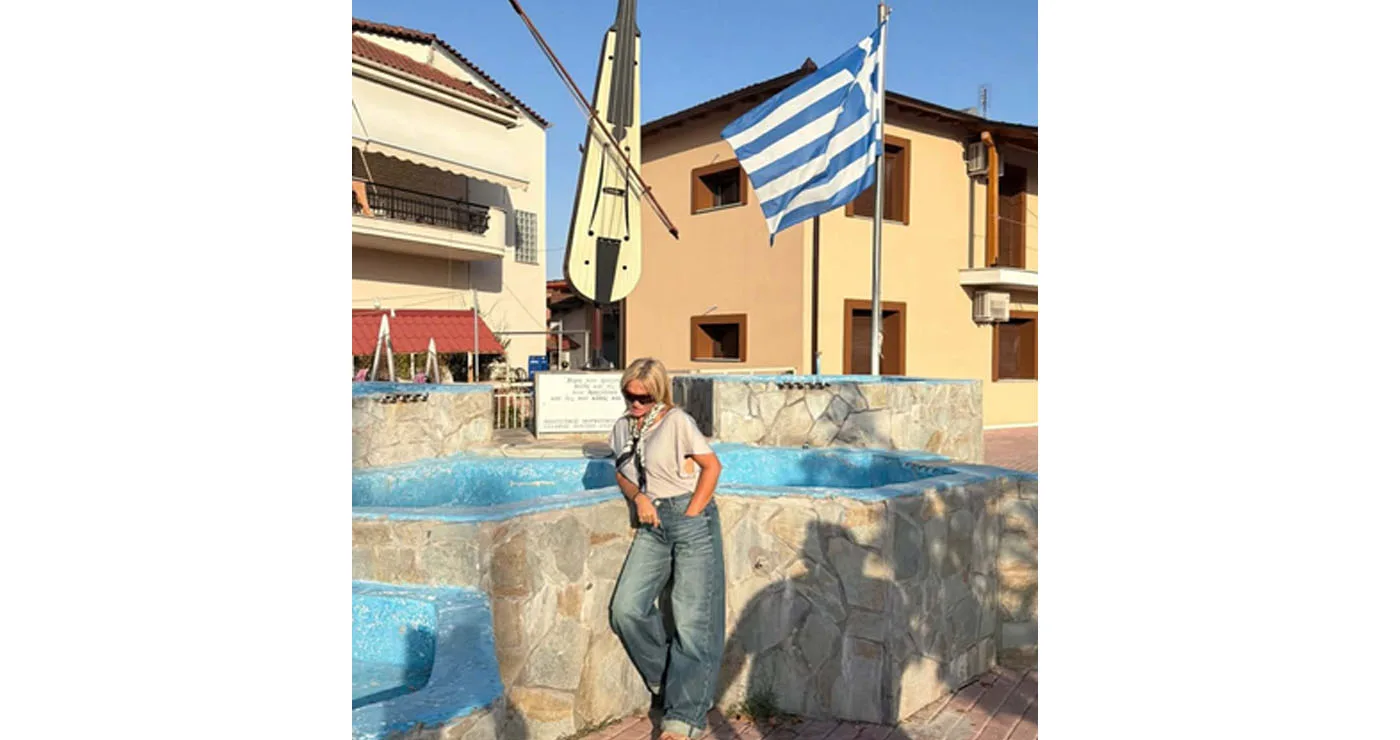 Η “τεμέτερον” Ελεωνόρα Ζουγανέλη ποζάρει στη λύρα της Άρδασσας