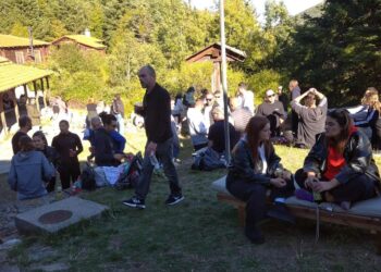 Ένα ζωντανό πάρτι σιάτιστα στο Μπούρινο με κόσμο να απολαμβάνει τη μουσική και τη θέα.