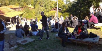 Ένα ζωντανό πάρτι σιάτιστα στο Μπούρινο με κόσμο να απολαμβάνει τη μουσική και τη θέα.
