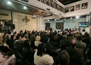 Το κοινό παρακολουθεί την παρουσίαση του λευκώματος «Πολιτιστικοί Σύλλογοι Κοζάνης – Λαογραφία & Παράδοση» στο Λαογραφικό Μουσείο Κοζάνης.