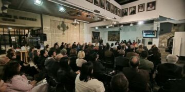 Το κοινό παρακολουθεί την παρουσίαση του λευκώματος «Πολιτιστικοί Σύλλογοι Κοζάνης – Λαογραφία & Παράδοση» στο Λαογραφικό Μουσείο Κοζάνης.