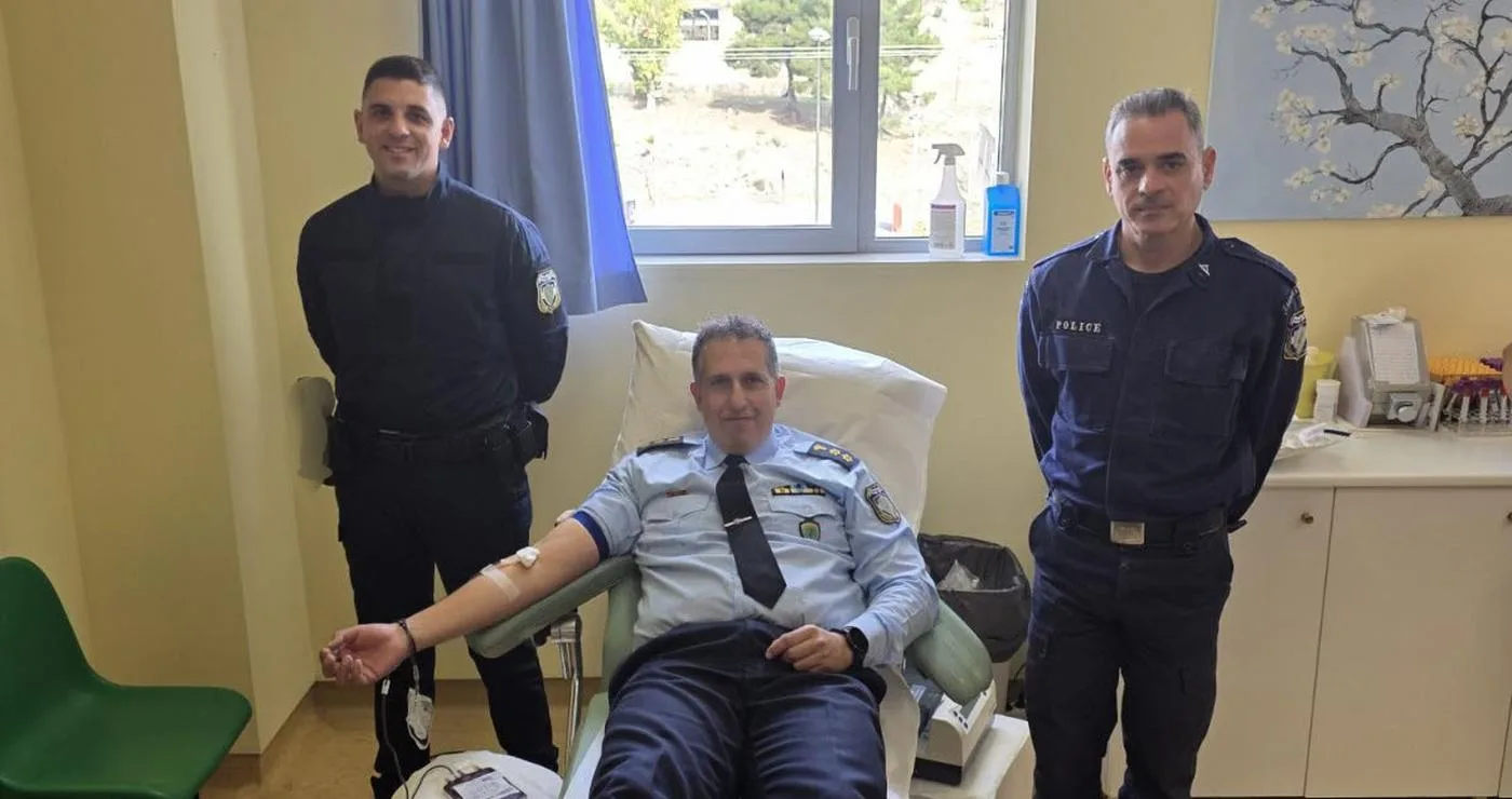 Τρεις αστυνομικοί στέκονται σε ένα νοσοκομειακό δωμάτιο, με έναν από αυτούς να δίνει αίμα στην αιμοδοσία Γρεβενών.