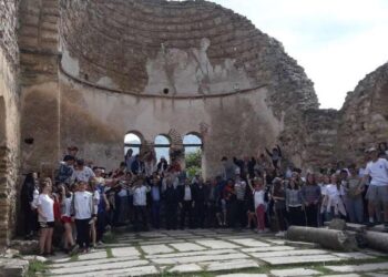 Μια ομάδα μαθητών στέκεται ομαδικά μέσα στην ερειπωμένη Βασιλική του Αγίου Αχιλλείου κατά τη διάρκεια των Σχολικών Αγώνων Πρεσπών.