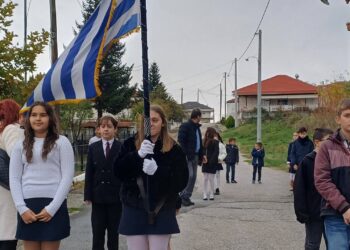 Μαθητές νηπιαγωγείου και δημοτικού παρέλασαν στην Ασβεστόπετρα