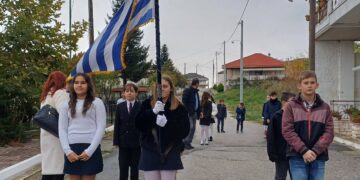 Μαθητές νηπιαγωγείου και δημοτικού παρέλασαν στην Ασβεστόπετρα