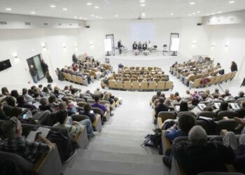 Μια αίθουσα διαλέξεων στο Πανεπιστήμιο Δυτικής Μακεδονίας είναι γεμάτη με άτομα που παρακολουθούν μια παρουσίαση σχετικά με την τεχνητή νοημοσύνη στην καρδιολογία.