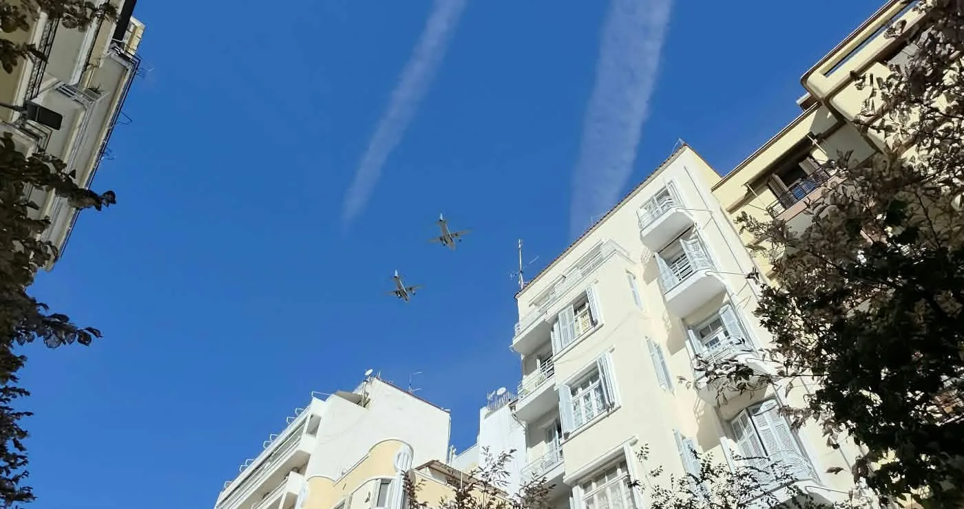Εκκωφαντικός θόρυβος στον ουρανό της Θεσσαλονίκης από τις πρόβες των Πτητικών Μέσων, ενόψει της 28ης Οκτωβρίου (της Κούλας Πουλασιχίδου) – Βίντεο