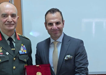 Η Καστοριά τίμησε τον Αρχηγό ΓΕΣ Γεώργιο Κωστίδη με το Χρυσό Μετάλλιο της Πόλης – Τιμητική διάκριση και στον Ταξίαρχο Πέτρο Τούλιο