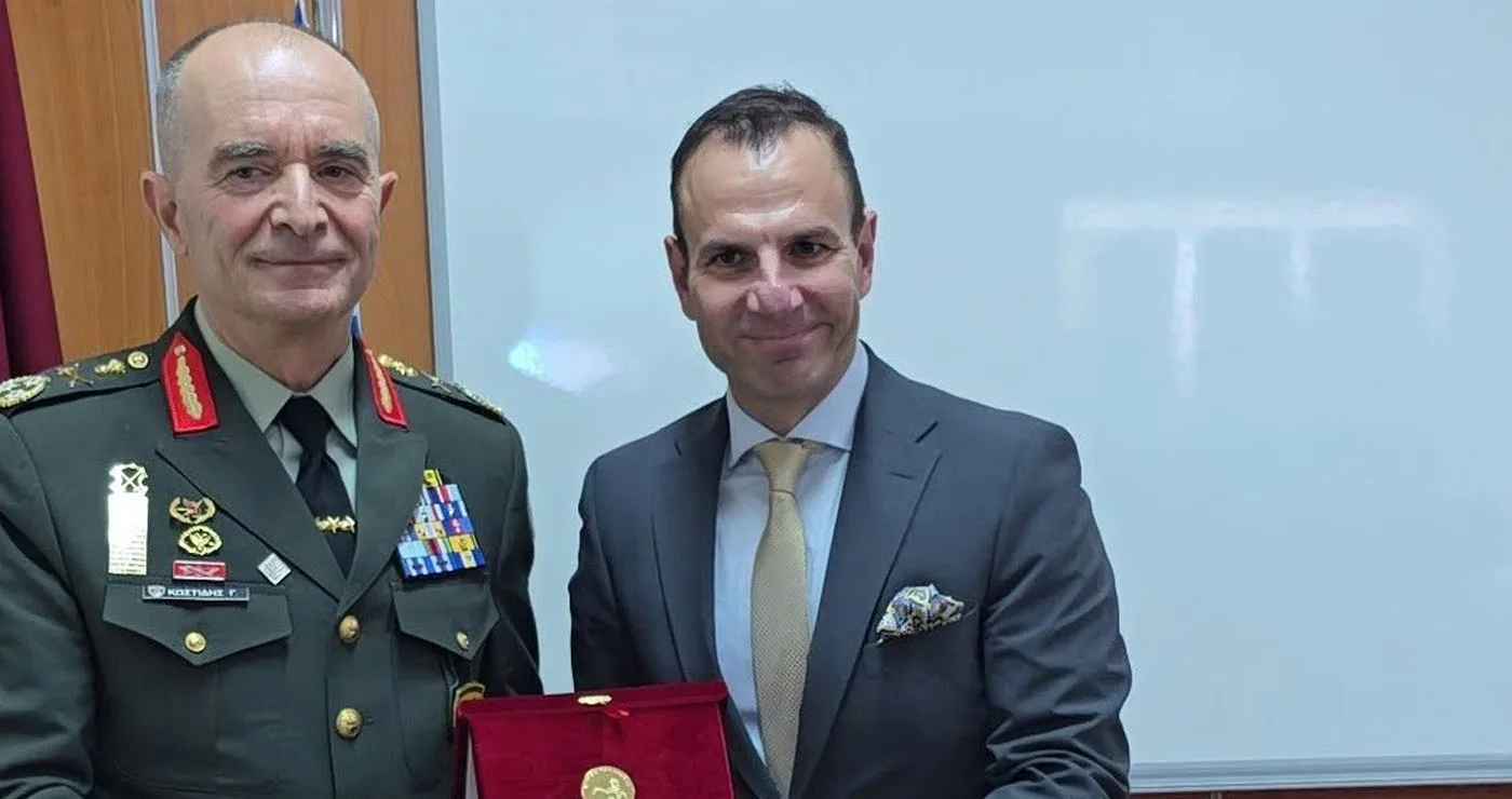 Η Καστοριά τίμησε τον Αρχηγό ΓΕΣ Γεώργιο Κωστίδη με το Χρυσό Μετάλλιο της Πόλης – Τιμητική διάκριση και στον Ταξίαρχο Πέτρο Τούλιο