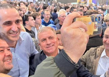 Η θερμή υποδοχή στον Γρηγόρη Δημητριάδη στην εκδήλωση για τα 52 χρόνια της ΝΔ