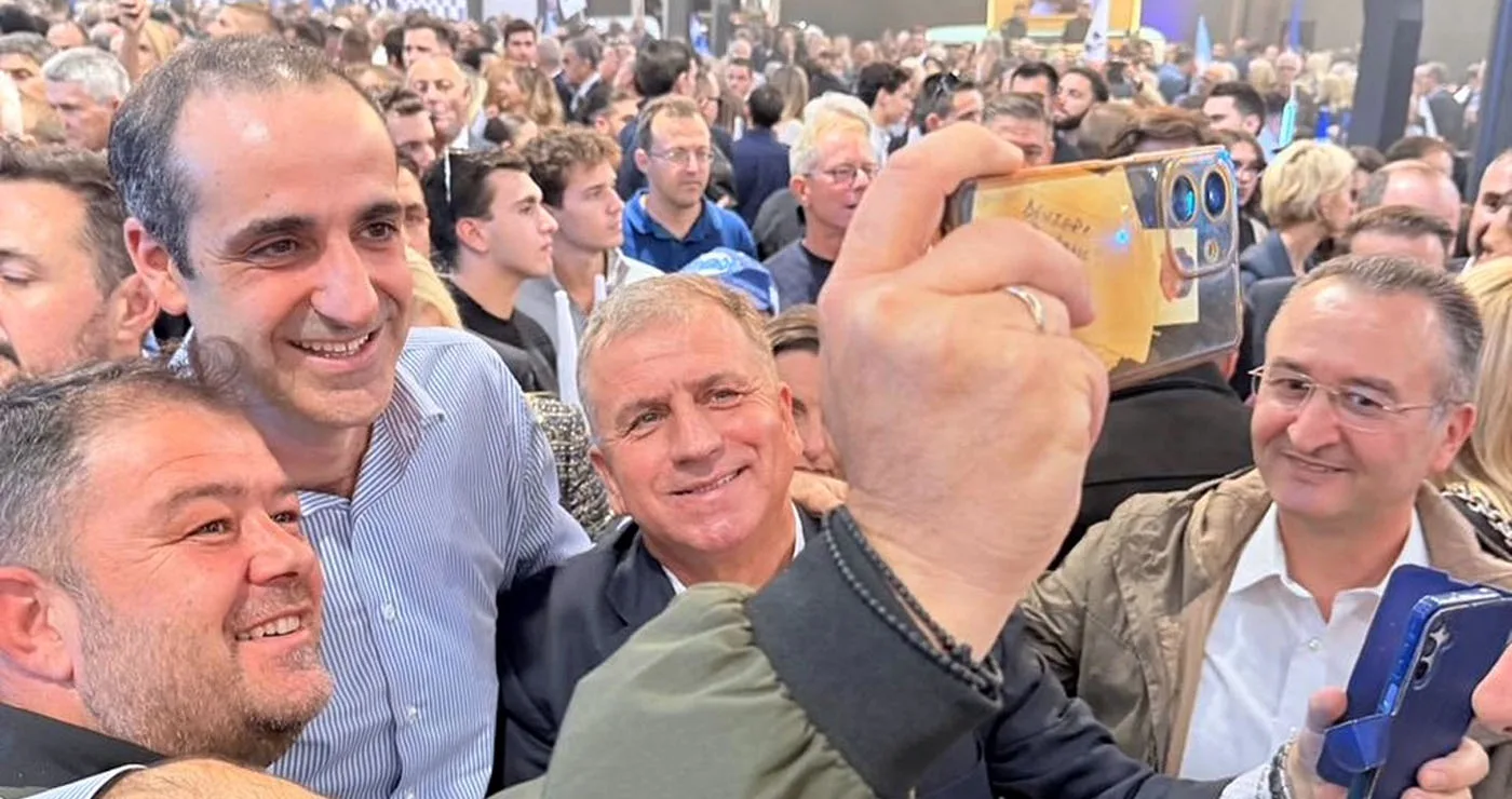 Η θερμή υποδοχή στον Γρηγόρη Δημητριάδη στην εκδήλωση για τα 52 χρόνια της ΝΔ
