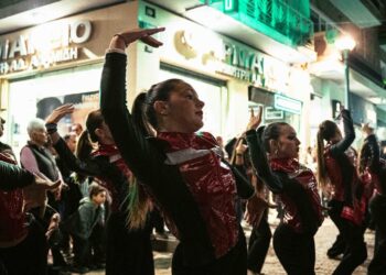 Γέμισε ζωή η Μακεδονομάχων στην Κοζάνη – Ένας εμπορικός δρόμος χωρίς αυτοκίνητα, με μουσική και φοιτητές (Βίντεο)