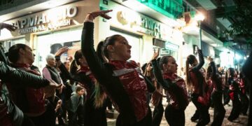 Γέμισε ζωή η Μακεδονομάχων στην Κοζάνη – Ένας εμπορικός δρόμος χωρίς αυτοκίνητα, με μουσική και φοιτητές (Βίντεο)