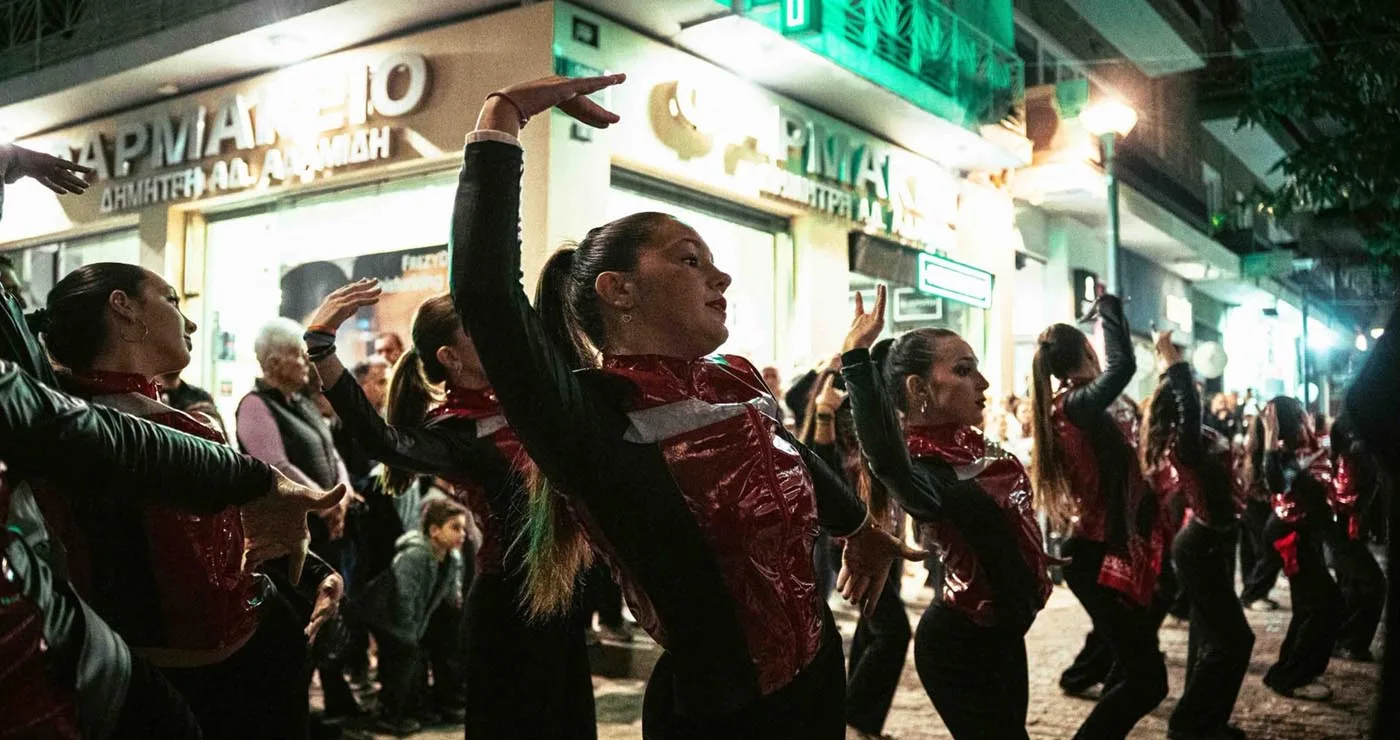 Γέμισε ζωή η Μακεδονομάχων στην Κοζάνη – Ένας εμπορικός δρόμος χωρίς αυτοκίνητα, με μουσική και φοιτητές (Βίντεο)