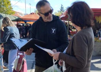 Καστοριά: Εκστρατεία ενημέρωσης της ΕΛΑΣ για τις απάτες – Μοίρασαν φυλλάδια σε ιερούς ναούς και λαϊκή