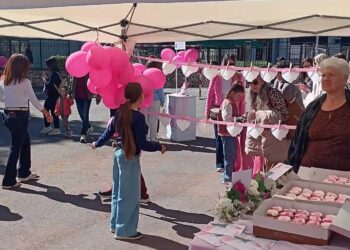 Πτολεμαΐδα: Δράση ευαισθητοποίησης για τον καρκίνο του μαστού με ροζ μπαλόνια και μηνύματα