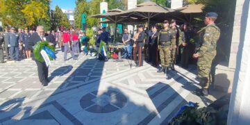 Ελευθέρια Πτολεμαΐδας: Οι καταθέσεις στεφάνων στο Μνημείο Πεσόντων (φωτο-video)