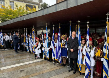 Υπό βροχή η Επιμνημόσυνη Δέηση και η  κατάθεση στεφάνων στην κεντρική πλατείας της Κοζάνης (φωτογραφίες)