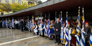 Υπό βροχή η Επιμνημόσυνη Δέηση και η κατάθεση στεφάνων στην κεντρική πλατείας της Κοζάνης (φωτογραφίες)
