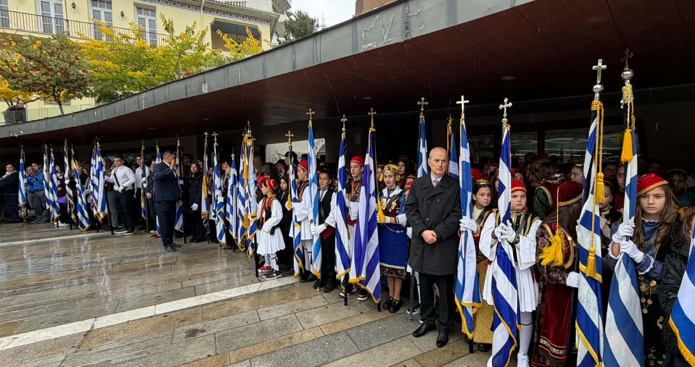 Υπό βροχή η Επιμνημόσυνη Δέηση και η κατάθεση στεφάνων στην κεντρική πλατείας της Κοζάνης (φωτογραφίες)