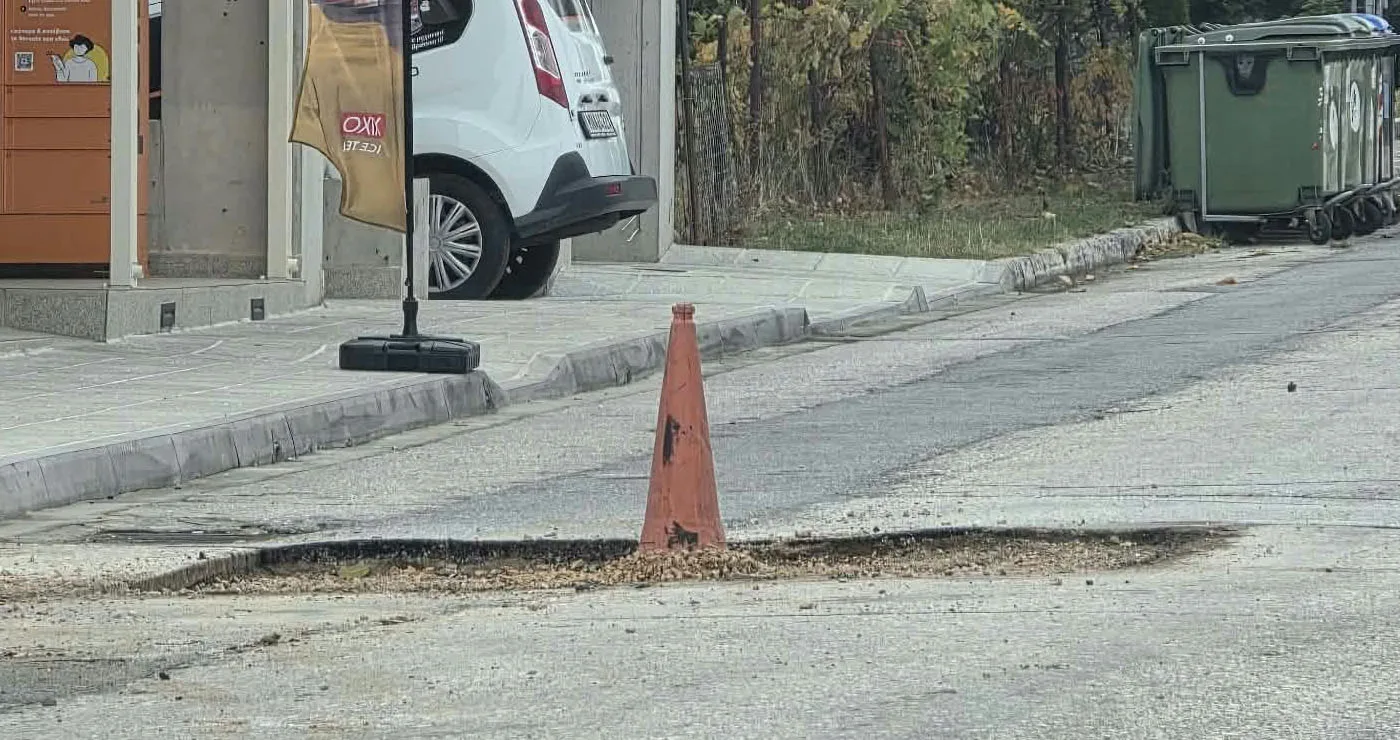 Συνεχίζονται οι εργασίες επούλωσης λακκουβών στον Οικισμό Καρδιάς (ρεπορτάζ της Κούλας Πουλασιχίδου)