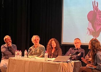 «Λαμπηδόνες»: Προβλήθηκε το βραβευμένο ντοκιμαντέρ «Από τι είμαστε φτιαγμένοι»