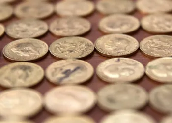 Άρπαξαν από 89χρονη στο Μαρούσι 220.000 ευρώ -Έκρυβε μετρητά και λίρες θαμμένα σε τοίχο