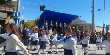 Παρέλαση για τα Ελευθέρια της Πτολεμαΐδας: Θερμό χειροκρότημα σε μαθητές, στρατό, πυροσβεστική και συλλόγους (δεκάδες φωτογραφίες)