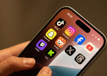“Mπλόκο” στα social media στα παιδιά κάτω των 15 ετών: Πώς θα ελέγχεται η ηλικία και τι ισχύει για τα πρόστιμα