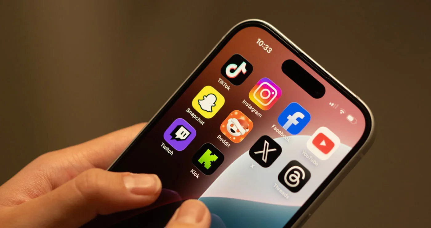 “Mπλόκο” στα social media στα παιδιά κάτω των 15 ετών: Πώς θα ελέγχεται η ηλικία και τι ισχύει για τα πρόστιμα