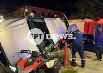 Καστοριά: Αυτοκίνητο αναποδογύρισε σε προαύλιο συνεργείου μηχανών – Απεγκλωβίστηκαν μητέρα και παιδί