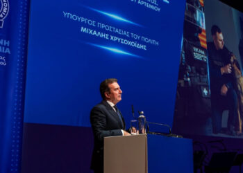 Βράβευση Αστυνομικού από τη Δεσκάτη από τον Χρυσοχοΐδη και τον αρχηγό ΕΛΑΣ για σπουδαία εκτός υπηρεσίας πράξη του