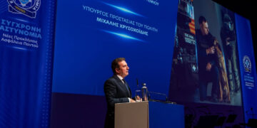 Βράβευση Αστυνομικού από τη Δεσκάτη από τον Χρυσοχοΐδη και τον αρχηγό ΕΛΑΣ για σπουδαία εκτός υπηρεσίας πράξη του